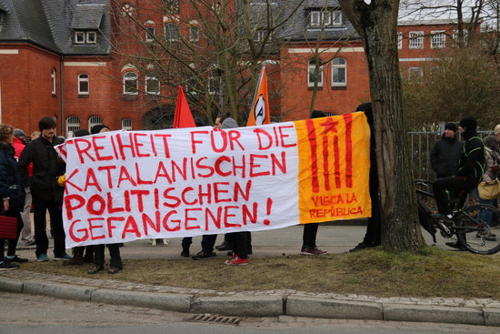 A banner reading “Freedom for Catalan political prisoners” in German at the Neumünster prison entrance on March 26 2018 (by Guifré Jordan)